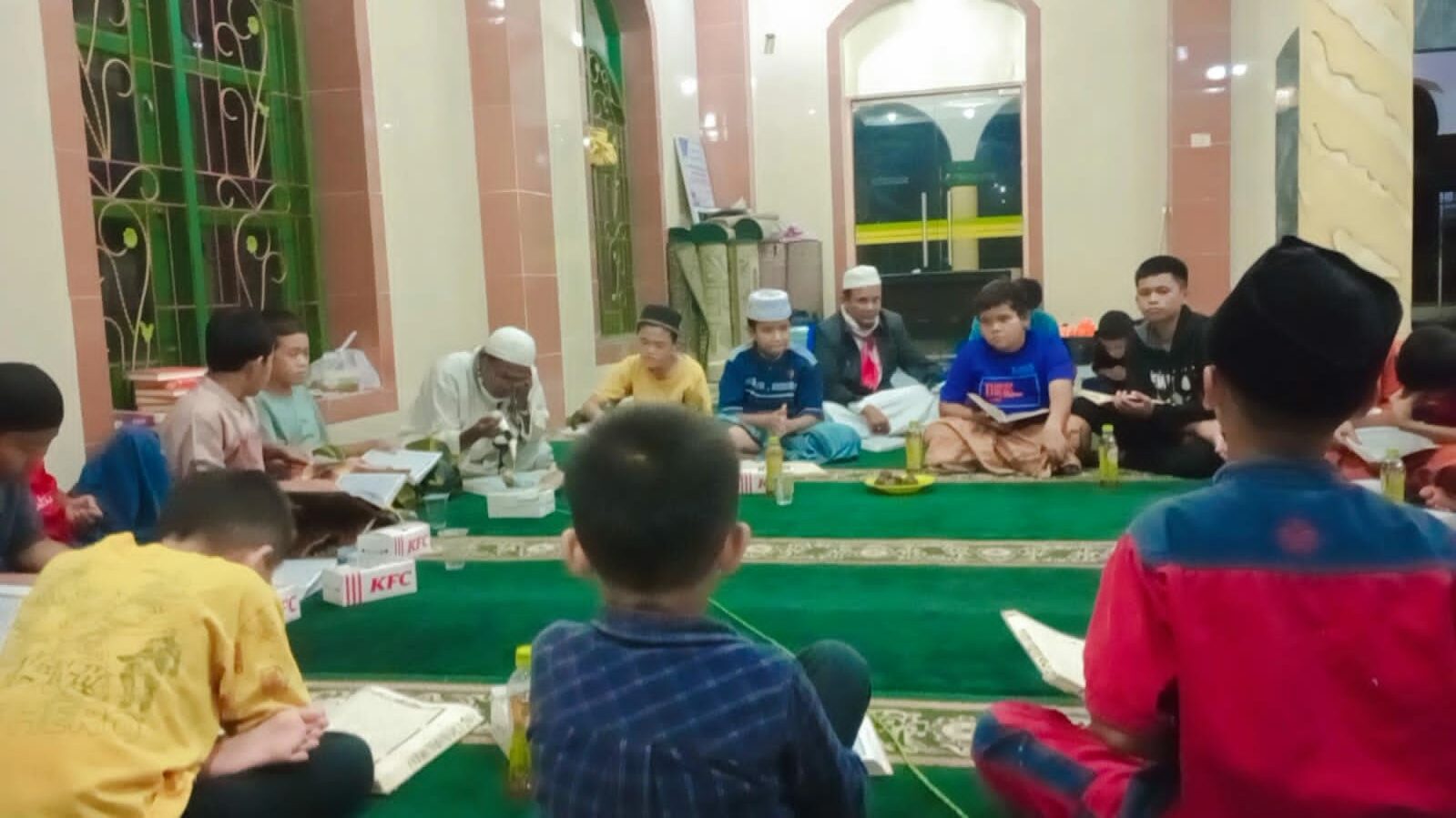 Semangat Anak-anak Tadarus Al Quran di Masjid Jami'Nurul Iman Kelurahan Losungbatu