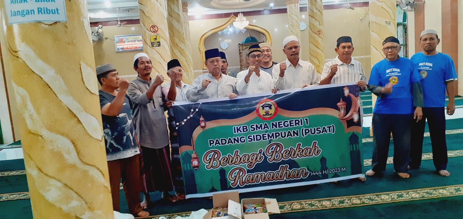 Penyerahan satunan anak yatim dari Alumni SMA Negeri 1 Psp di Masjid Jami'Nurul Iman Losungbatu